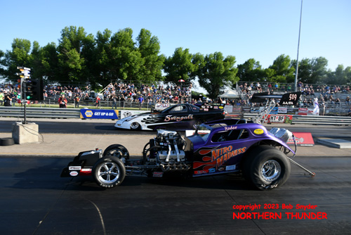 Roger Lechtenberg - 'Nitro Madness' (near lane) 
vs Jim Gifford - 'Svengali' (far lane)